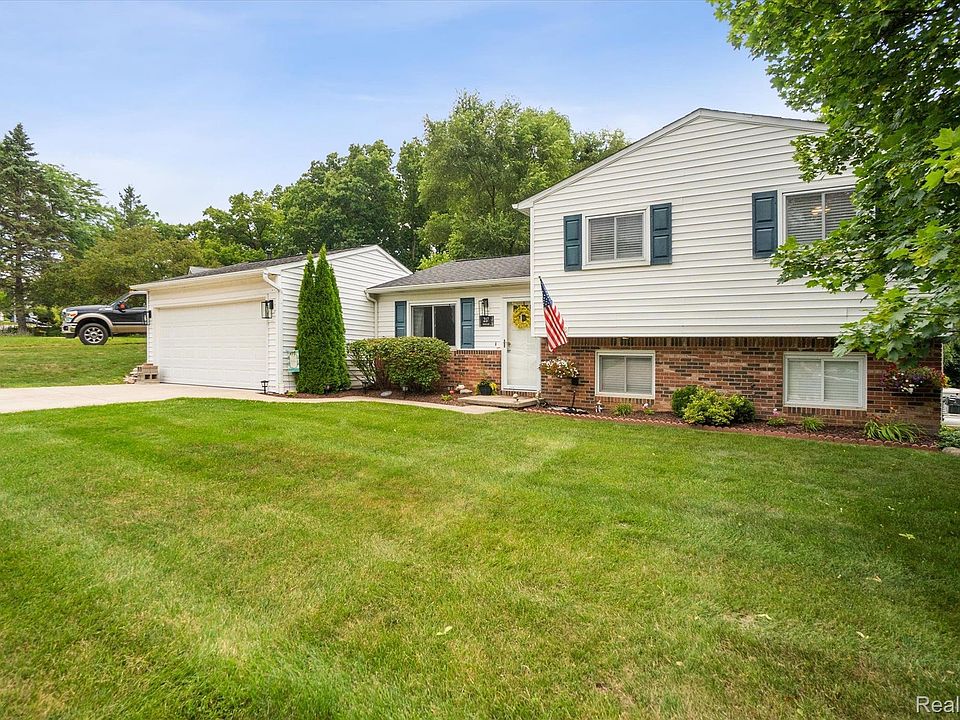 1st image of 217 Woodlake Dr
