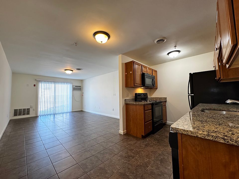 Dining Living Room, 2 bed, 1 Bath Unit