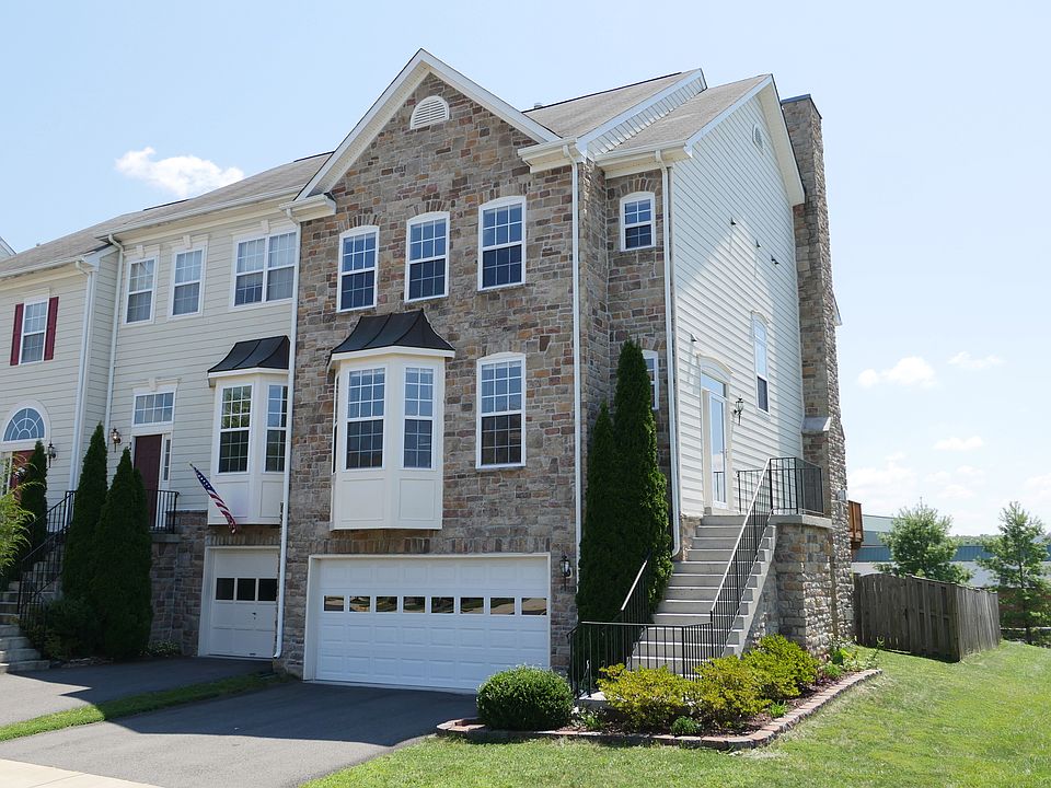 1st image of 843 Ferndale Ter NE