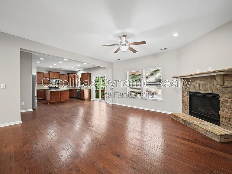 1912 Madeira Cir — Photo 9