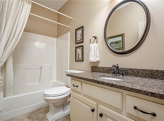 4th image of 413 NE Thornberry Pl