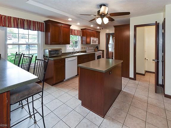 3rd image of 26820 Sweetbriar Dr