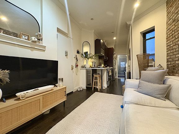 4th image of 604 E 9th St APT 1