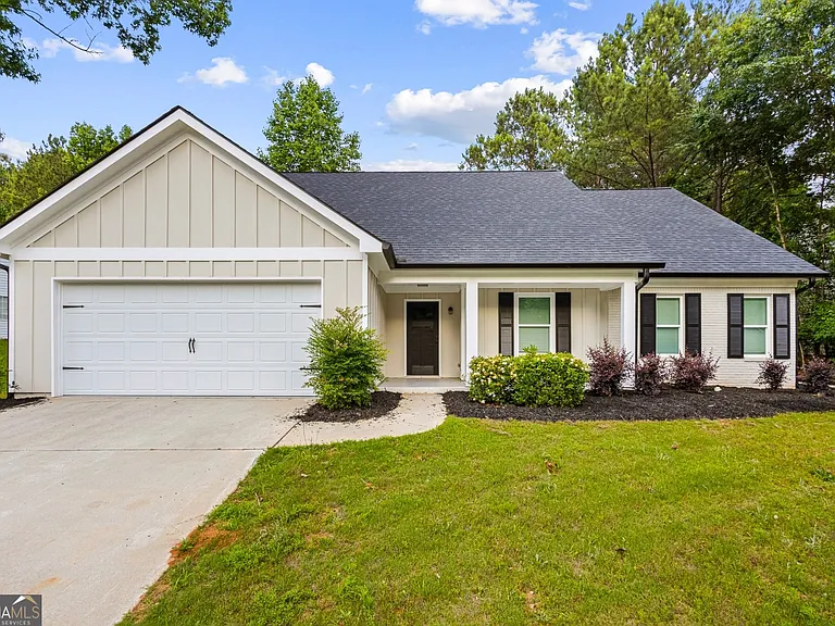 240 Clearwater Dr — Photo 1