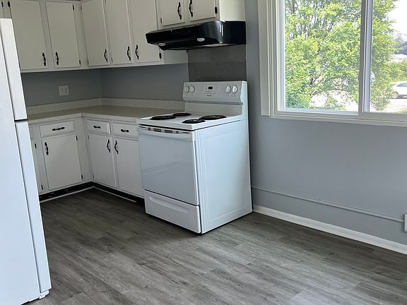 2nd image of 3704 Parkway Blvd #B