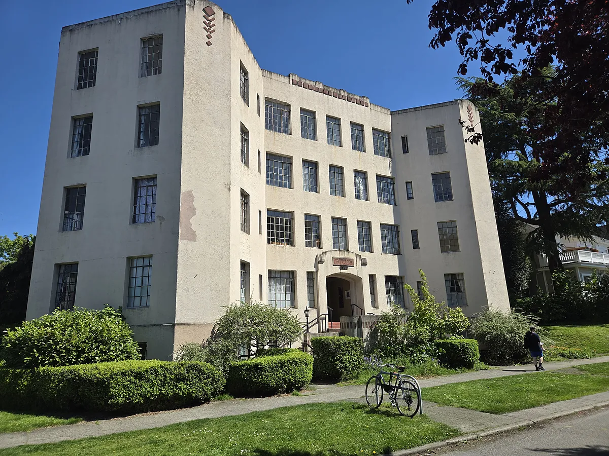 Building Photo - The Laurelton