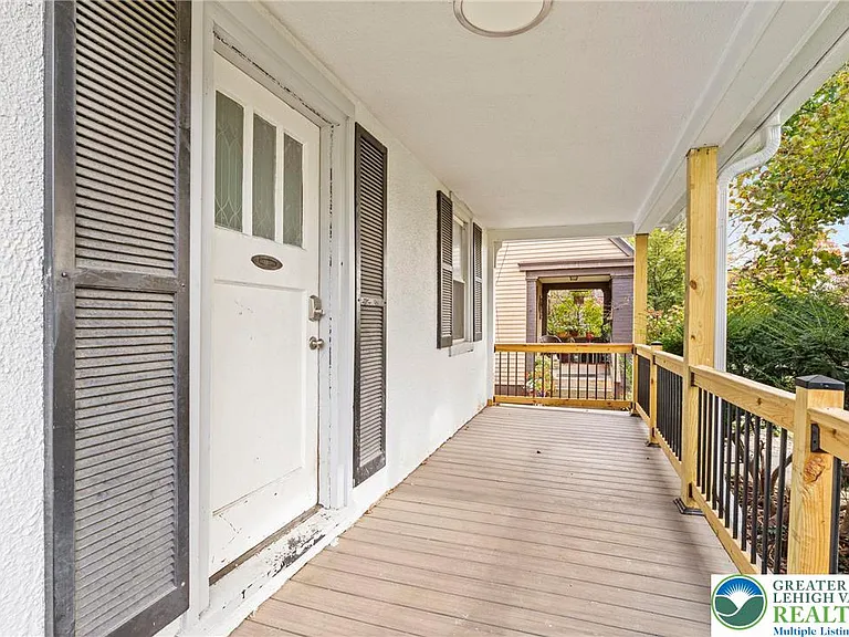 409 E Washington Ave — Photo 2