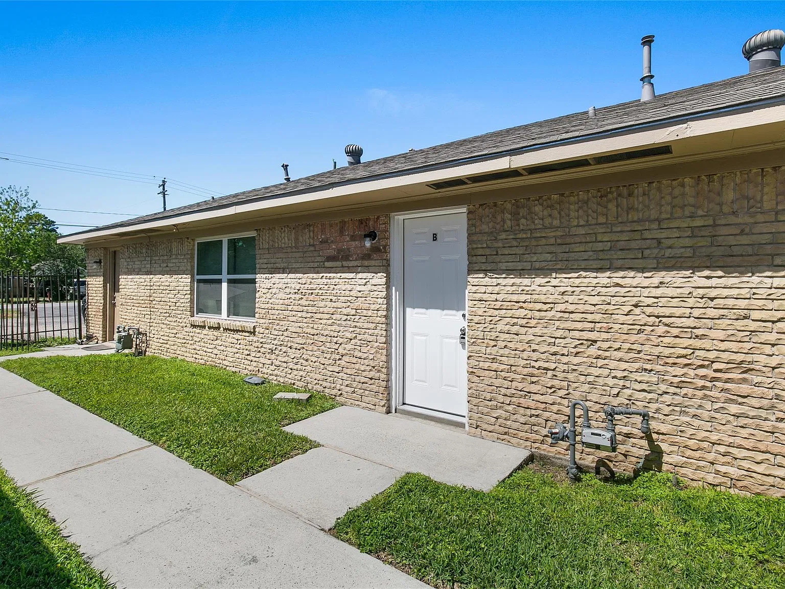 2 bed, 1.0 bath, 2184 sqft, $950 — Photo 3