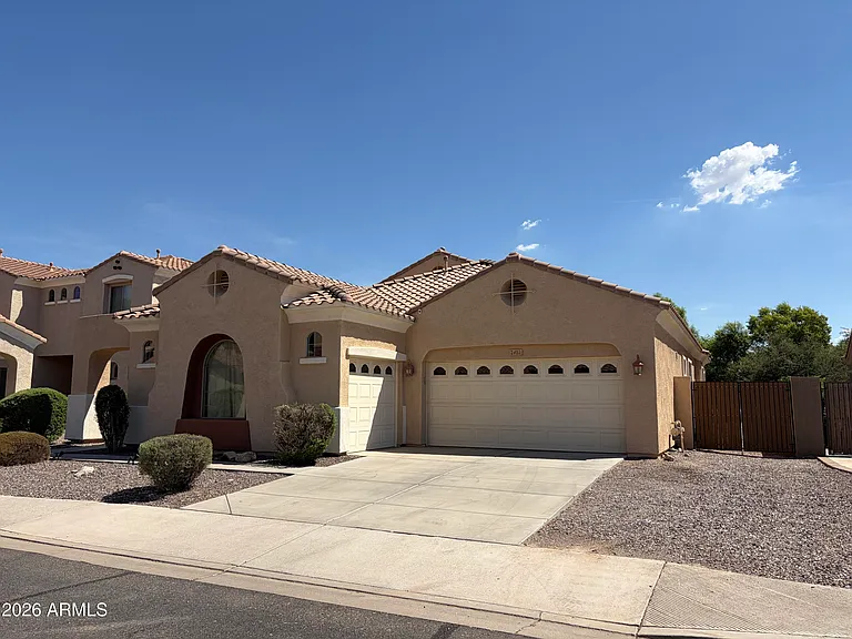 2417 E Iris Dr — Photo 3