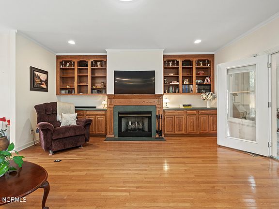 5th image of 137 Waccamaw Drive