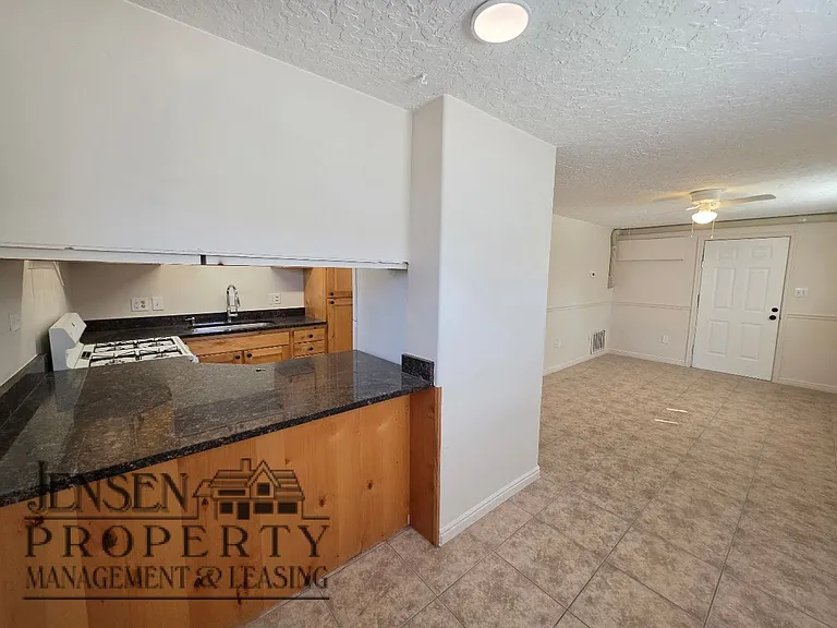 461 Diagonal St — Photo 8