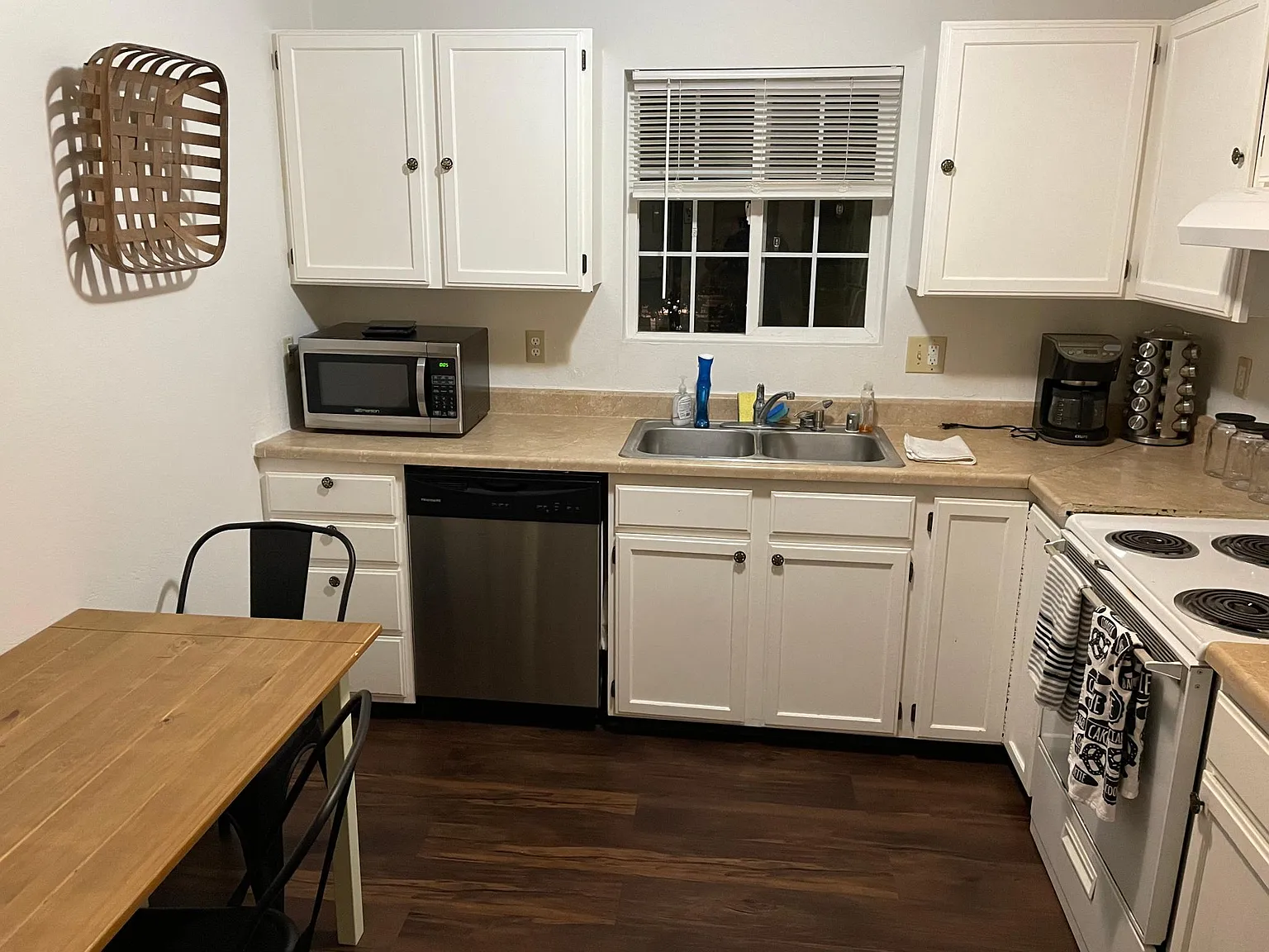 3 bed, 1000 sqft, $2,100 — Photo 3