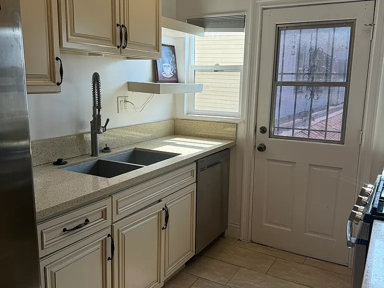 1316 N Laurel Ave #9 — Photo 5