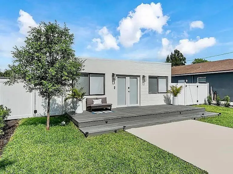 24 NW 13th Ave — Photo 1