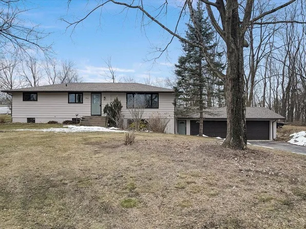 W8352 Crawford Rd, Portage, WI 53901