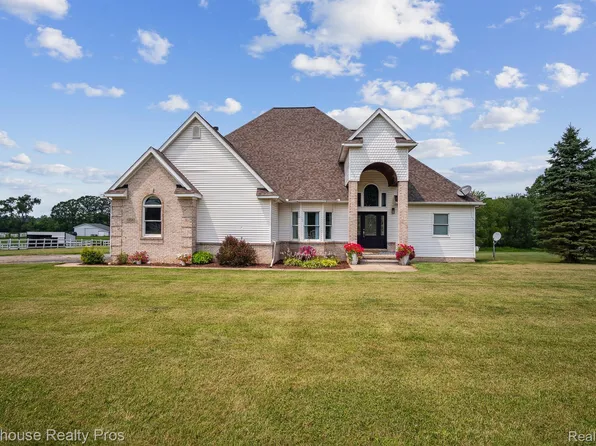 1304 Blue Heron Dr, Whitmore Lake, MI 48189