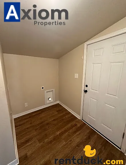 3 bedroom 1 bathroom home with large fenced yard! — Photo 9