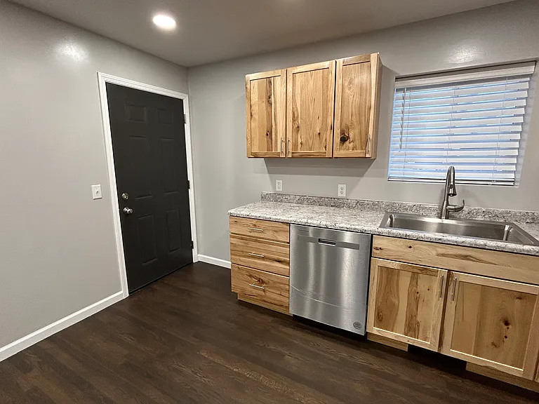 1614 Holly St — Photo 3
