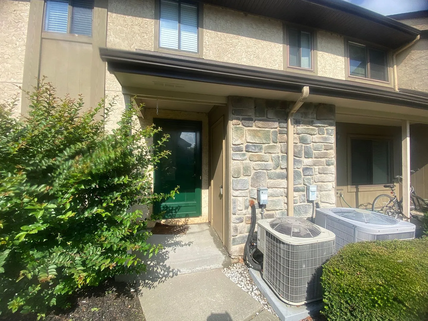 138 Hampshire Dr photo 1