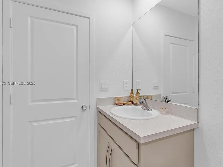 504 NE 1st Dr #504 — Photo 34