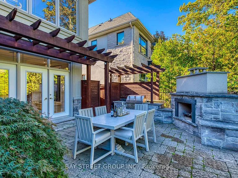 452 Avon Cres — Photo 7
