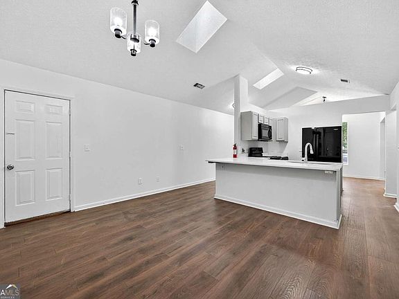 5th image of 633 Sandys Ln SE