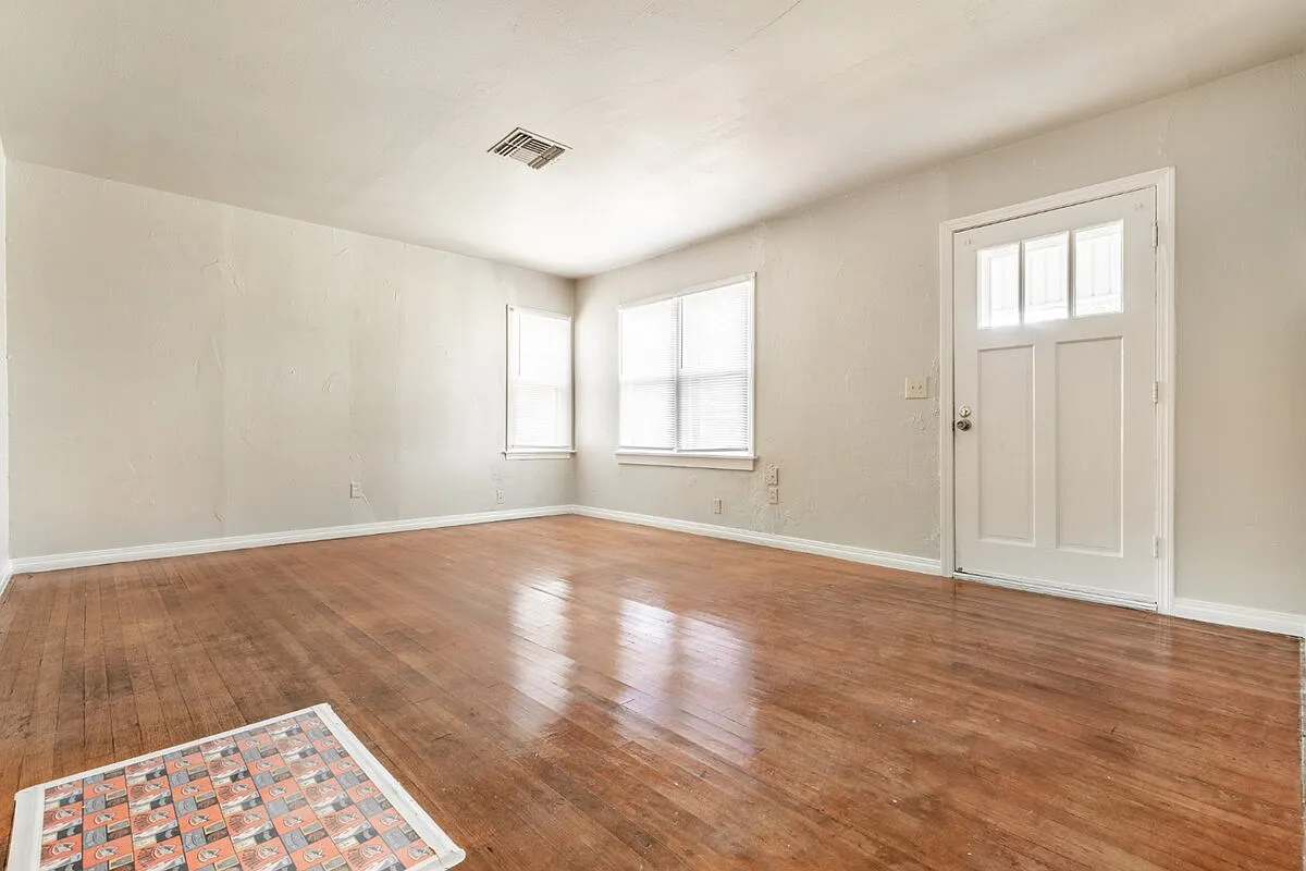 2 bed, 1.0 bath, 938 sqft, $995 — Photo 2