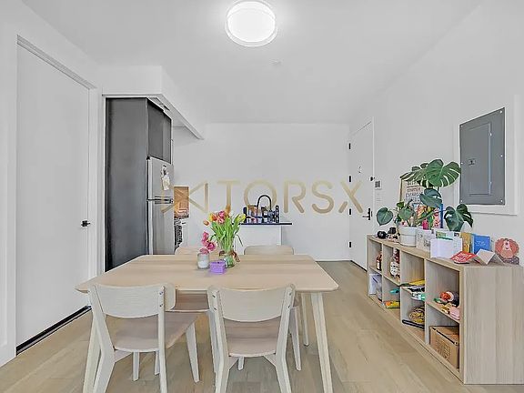4th image of 139 Frost St #7A
