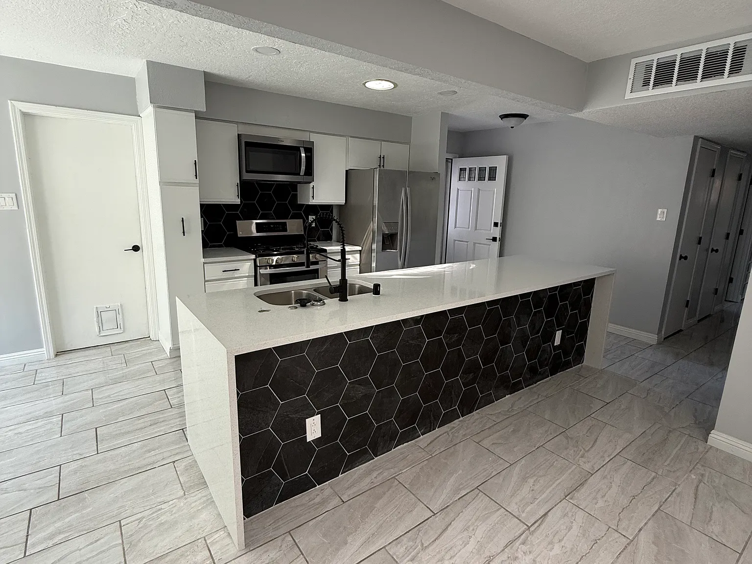 4 bed, 1423 sqft, $2,600 — Photo 4