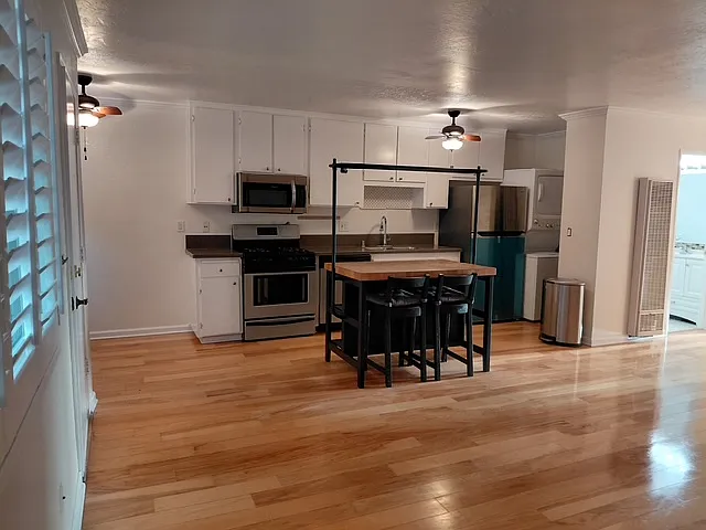2 bed, 1.5 bath, 851 sqft, $2,800 — Photo 3