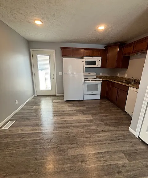 911 N Riverside Dr #7 — Photo 16