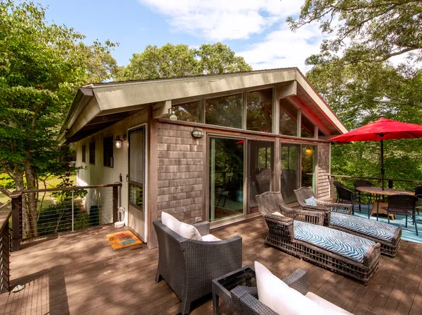 225 Longview Rd, West Tisbury, MA 02575