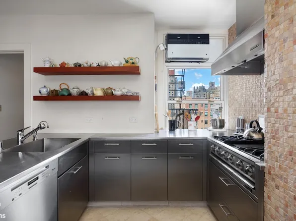 580 Park Avenue image 4 of 15