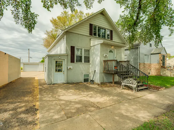 214 N 16th St, Bismarck, ND 58501