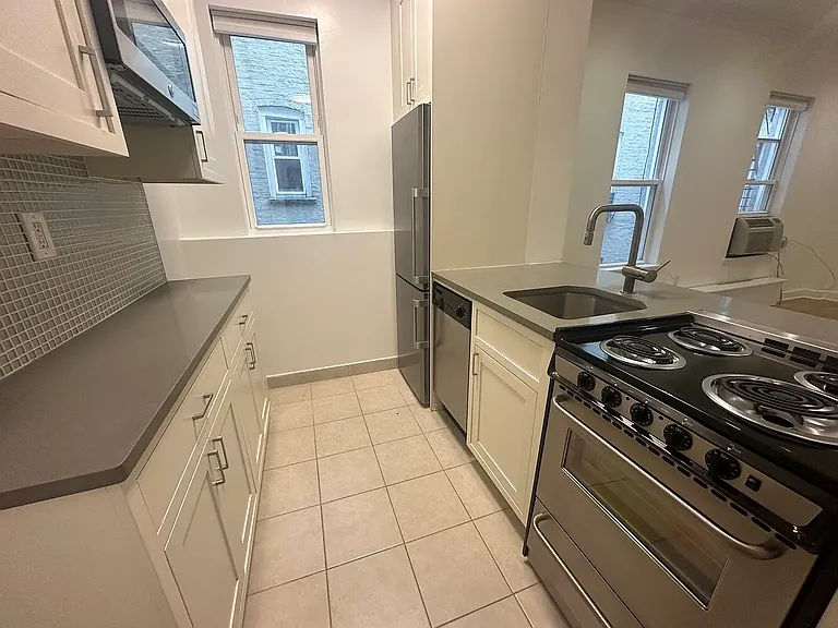 227 E 66th St #304 — Photo 3