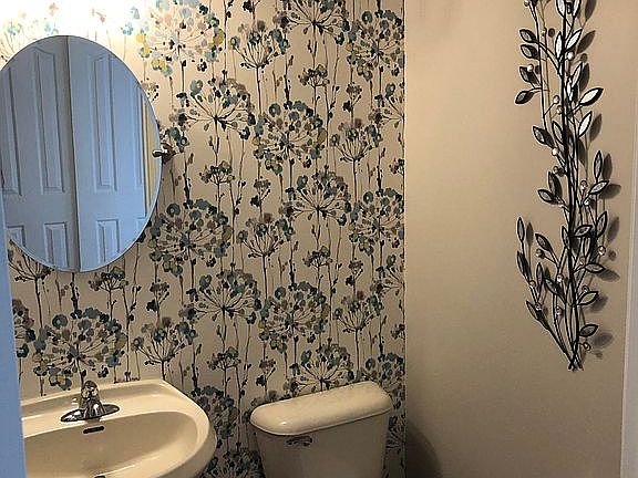 5th image of 329 Lexington Cir