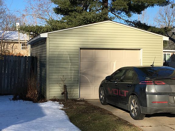 1.5 car garage with opener