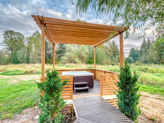Hot tub ideal for relaxation, comfortably accommodating 4-6 guests at once