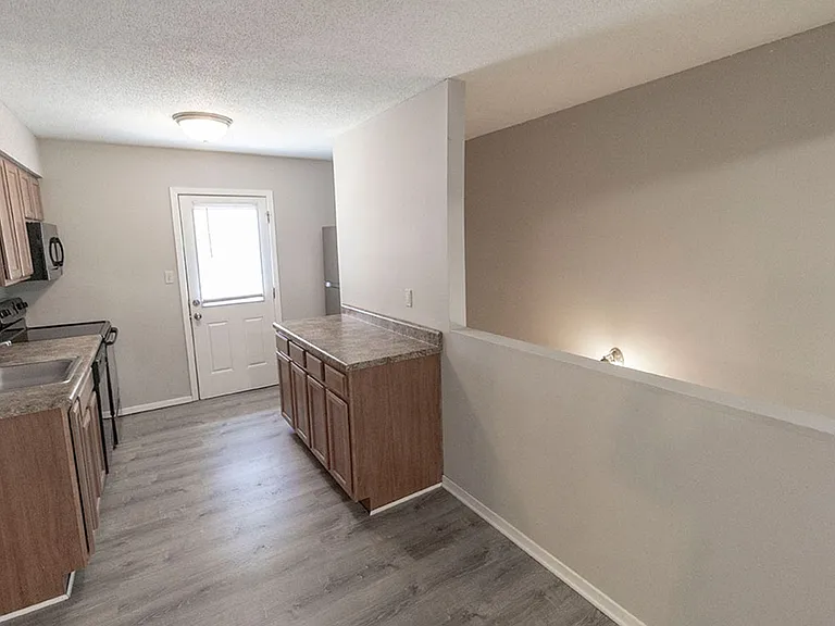 215 Wheaton Ct — Photo 6