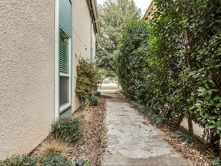 3907 Gilbert Ave — Photo 8