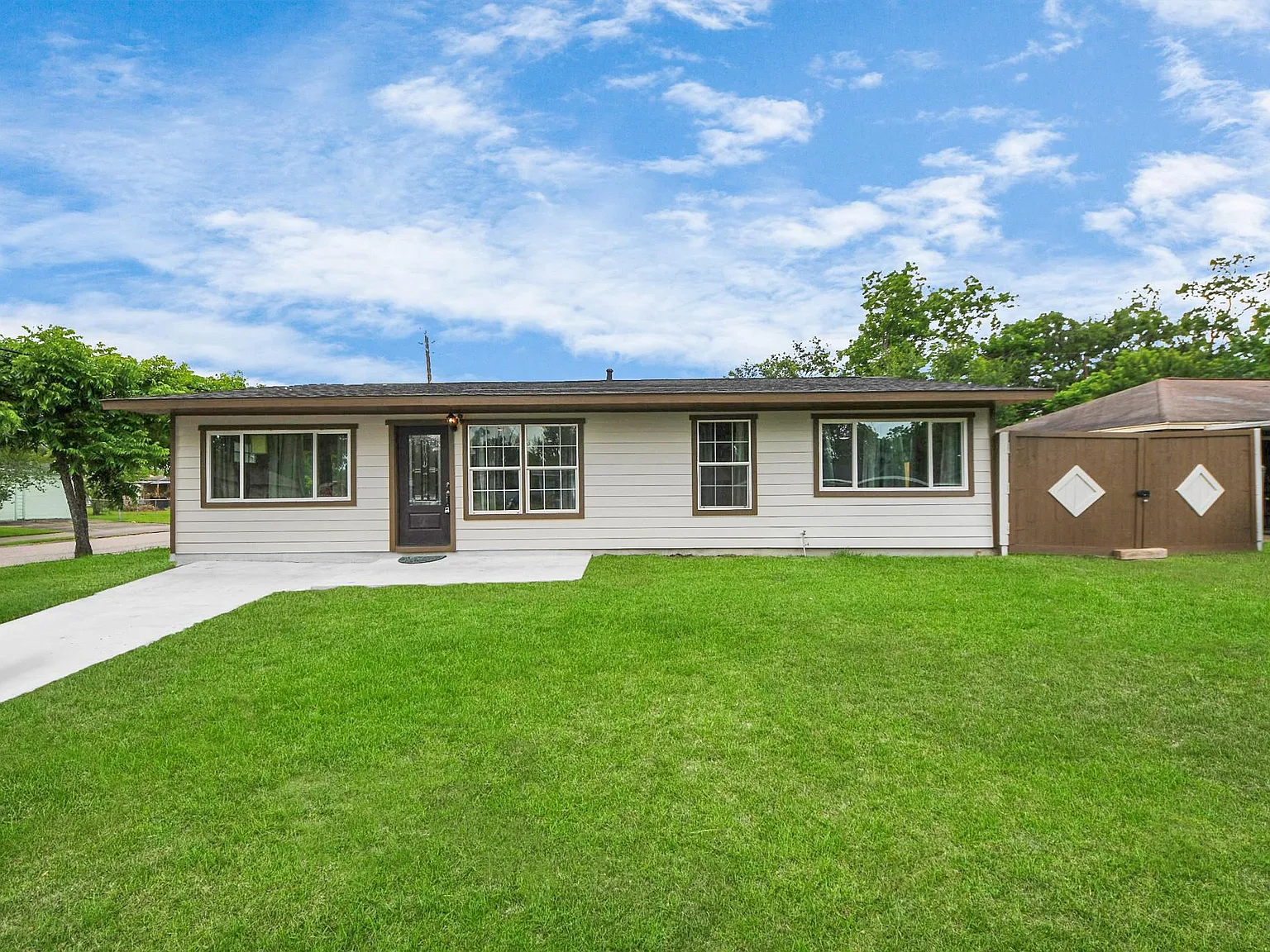 4 bed, 1.0 bath, 1765 sqft, $1,900 — Photo 2