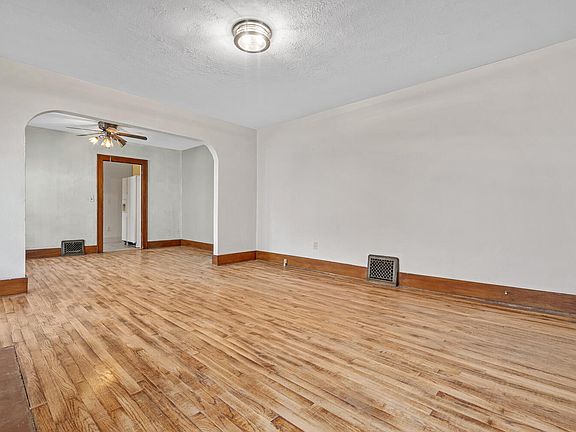 4th image of 221 Grenville St