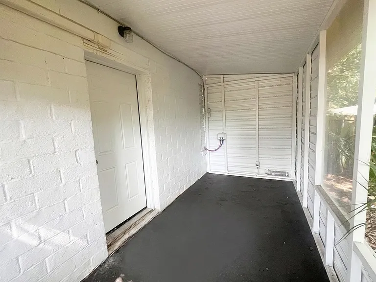 911 W Government St — Photo 12