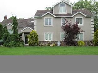 13 Woodland Cir, Manalapan, NJ
