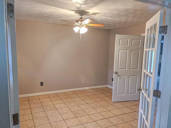 2nd image of 2806 Lynn Cir