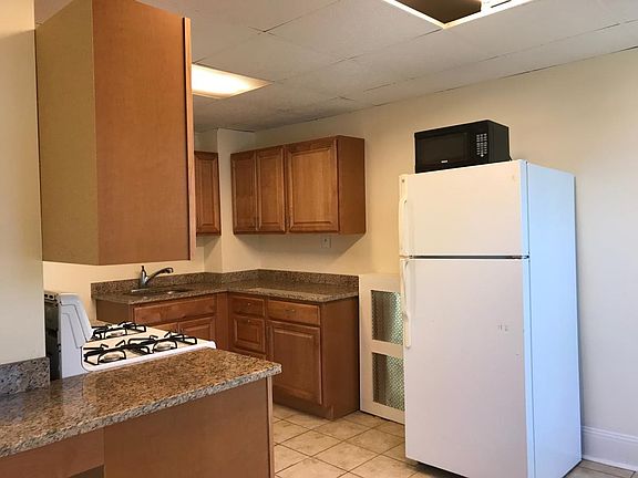 Nice eat-in kitchen