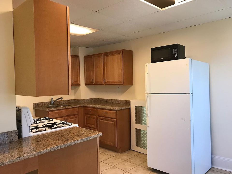 Nice eat-in kitchen