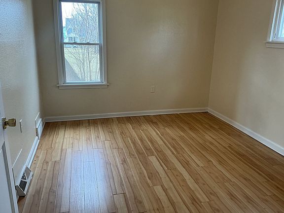 4th image of 1402 W Meinecke Ave APT 2