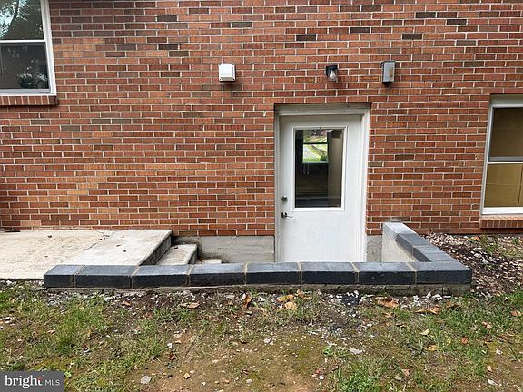 5th image of 2242 Hyndman Rd