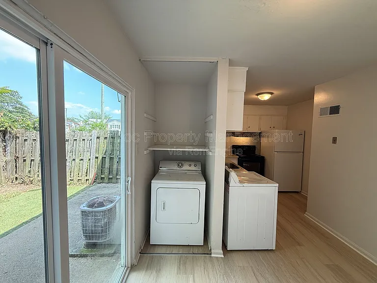 809 Denton Cir — Photo 12